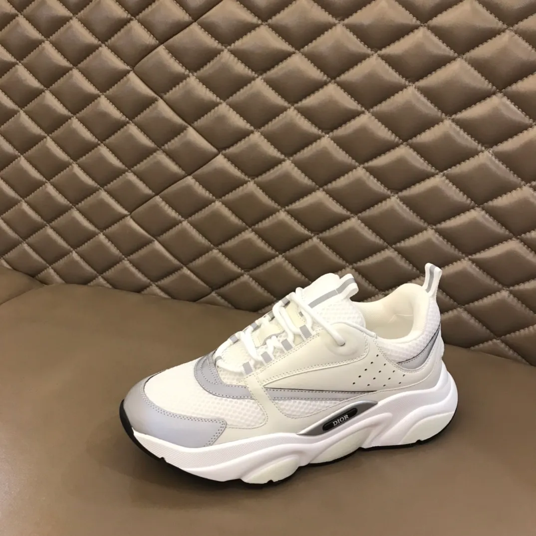 Factory price: 480💰 ◾️▫️Dior D®️ x 🆕 (high version) B22 men's jogging fashion sneakers, this single product draws inspiration from retro jogging shoes. It adopts a thick low-top design, with an upper made of black cow leather and mesh fabric, and a black and white engraved rubber sole. Black mesh fabric tongue and heel counters complement black laces, with an embossed "Di~r" logo embellishment on the side. These sneakers can be mixed and matched with a classic suit for a sporty chic look! Size: 39-45 (38, 46 can be customized)